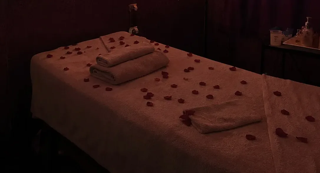 Masaj odasındaki masaj masası — Lila Spa, Beyoğlu misafirlerine hizmet veren salon
