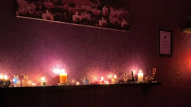Masaj odasındaki mum rafı — Lila Spa, Beyoğlu misafirlerine hizmet veren salon