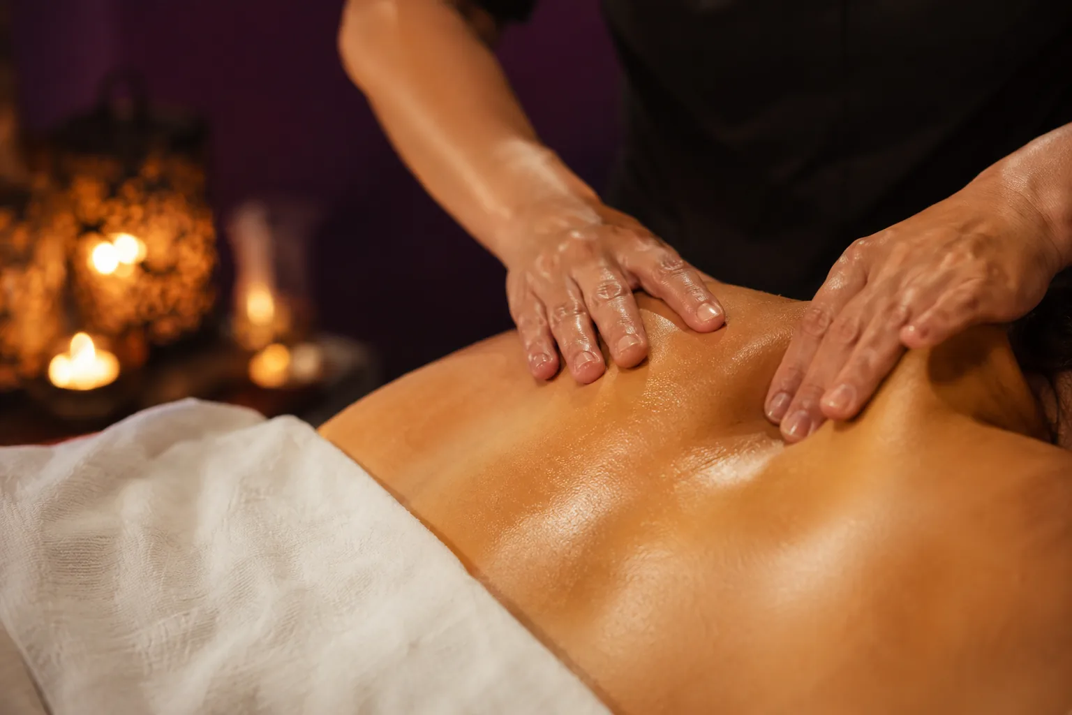 Sırt masajı uygulaması — Lila Spa, Beyoğlu misafirlerine hizmet veren salon